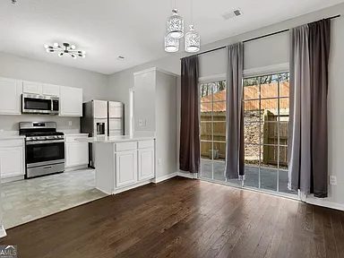 Nhà bán 2 phòng ngủ tại Alpharetta, GA - $345,000 - ảnh 2