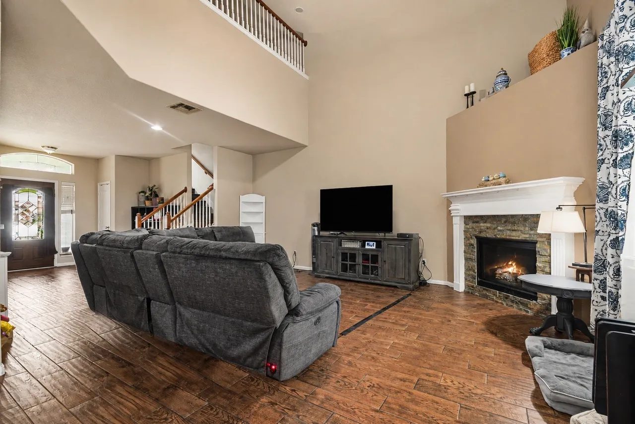Nhà bán 4 phòng ngủ tại Dickinson, TX - $385,000 - ảnh 2