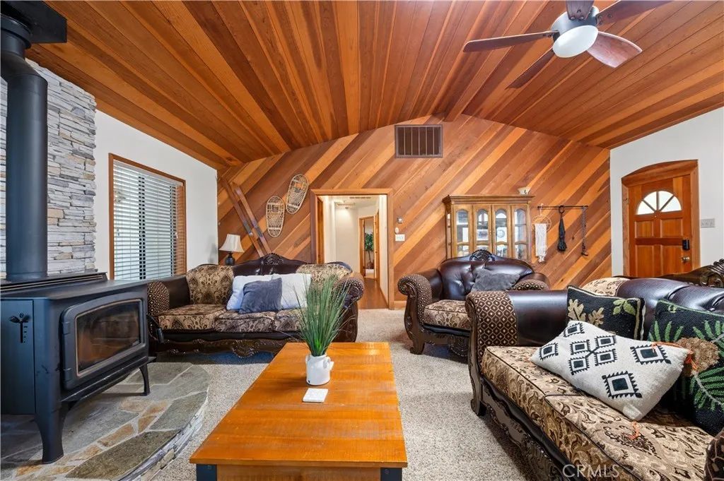 Nhà bán 3 phòng ngủ tại Shaver Lake, CA - $740,000 - ảnh 2