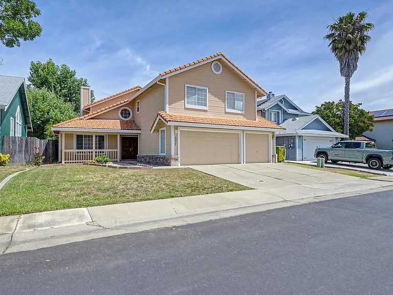 Nhà bán 4 phòng ngủ tại Elk Grove, CA - $630,000